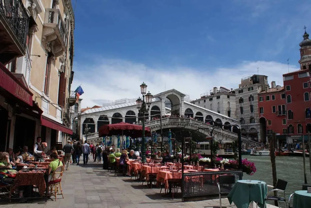 Ponte di Rialto: Venice's Busiest Vaporetto Stop