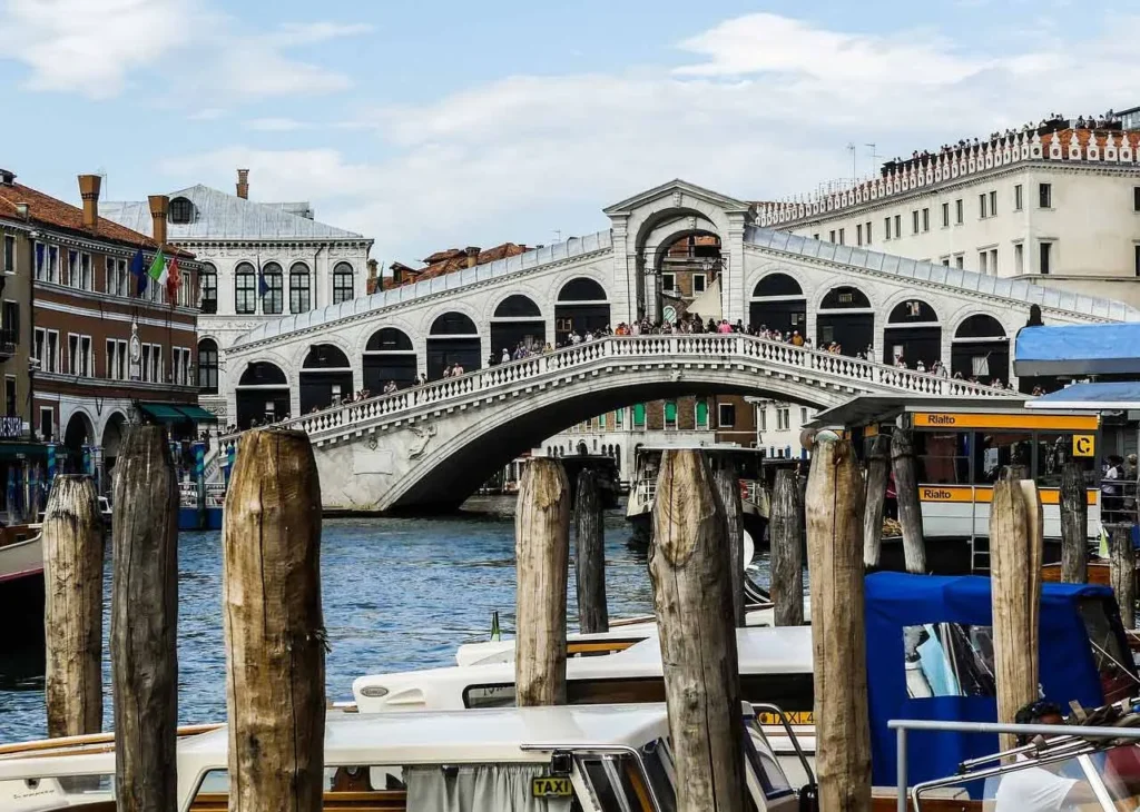 Ponte di Rialto: Venice's Busiest Vaporetto Stop