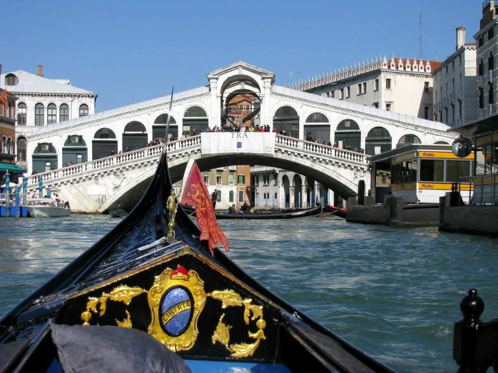 Ponte di Rialto: Venice's Busiest Vaporetto Stop