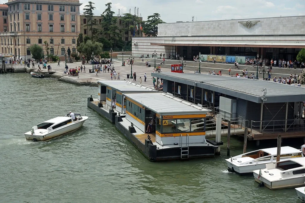 Vaporetto Line 3: Guide to the "Direct to Murano" Route