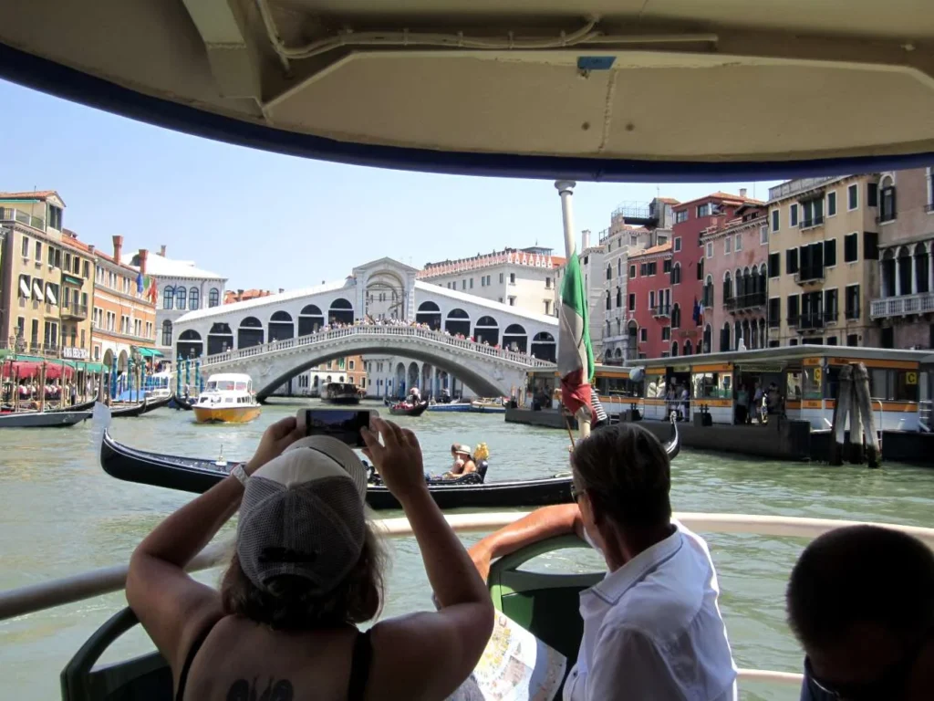 Ponte di Rialto: Venice's Busiest Vaporetto Stop